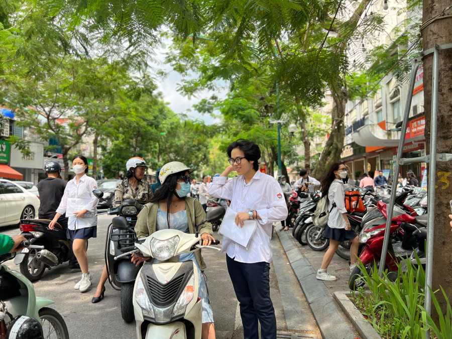 Phụ huynh dặn dò con trước khi vào thi.