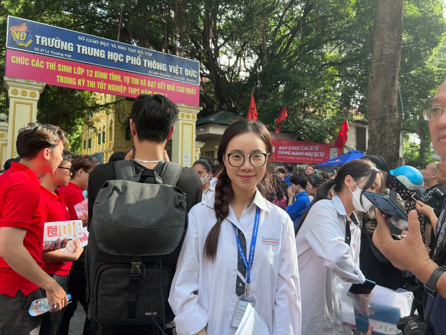 Em Đỗ Yến Nhi vui vẻ bước ra từ trường thi. Em Đỗ Yến Nhi vui vẻ bước ra từ trường thi.