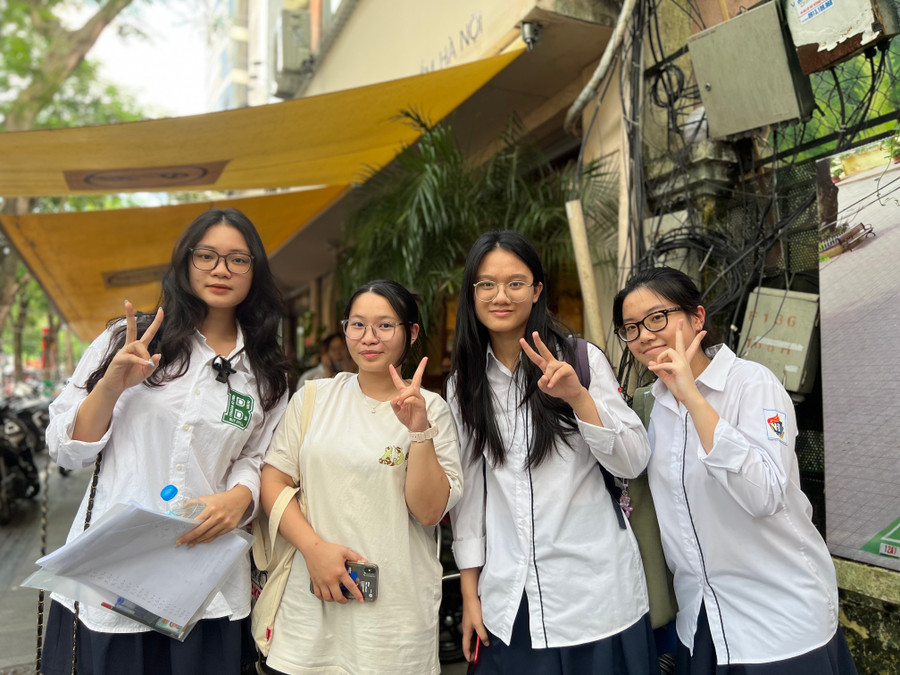 Các thí sinh thoải mái sau khi thi.