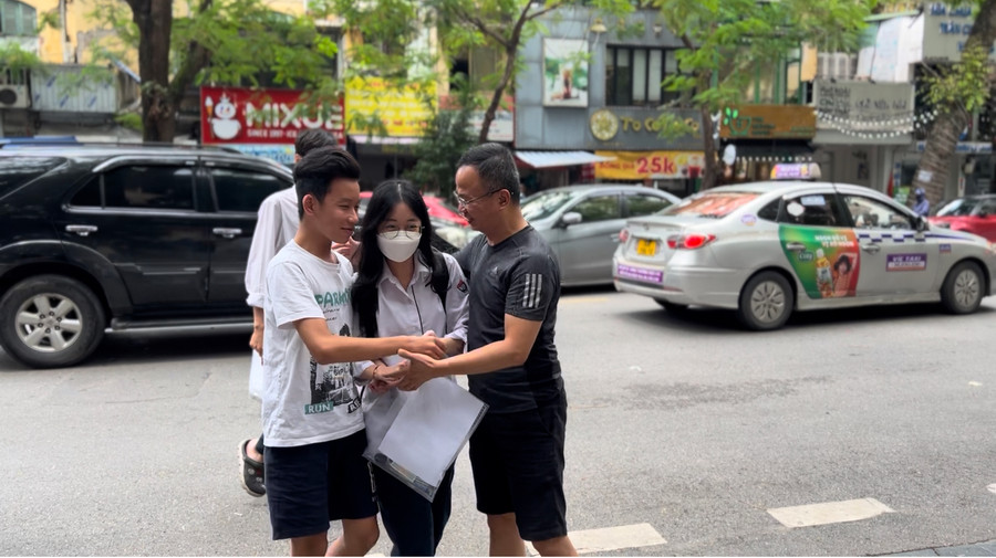 Tại điểm thi trường THPT Việt Đức, nhiều phụ huynh đưa con đến trường với tâm lý thoải mái, nắm tay, ôm chặt cổ vũ tinh thần con trước khi vào phòng thi. Tại điểm thi trường THPT Việt Đức, nhiều phụ huynh đưa con đến trường với tâm lý thoải mái, nắm tay, ôm chặt cổ vũ tinh thần con trước khi vào phòng thi.