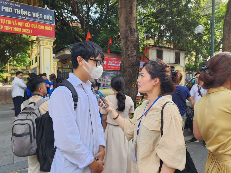 Thí sinh Vương Quang Minh rời phòng thi trong tâm trạng thoải mái.