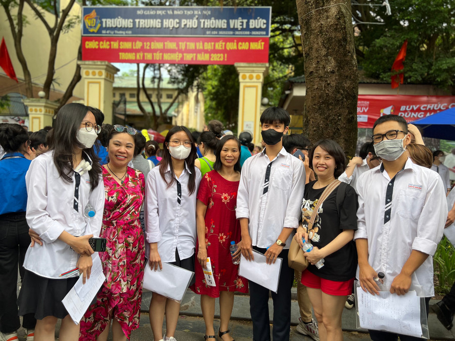 Nhiều bậc phụ huynh cười tươi chờ đón con mình thi xong khi biết kết quả con làm tốt bài thi Toán. Nhiều bậc phụ huynh cười tươi chờ đón con mình thi xong khi biết kết quả con làm tốt bài thi Toán.