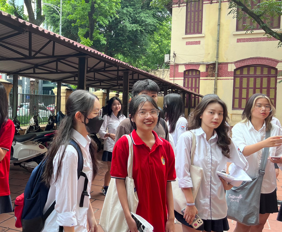 Hình ảnh thí sinh trong ngày làm thủ tục thi.