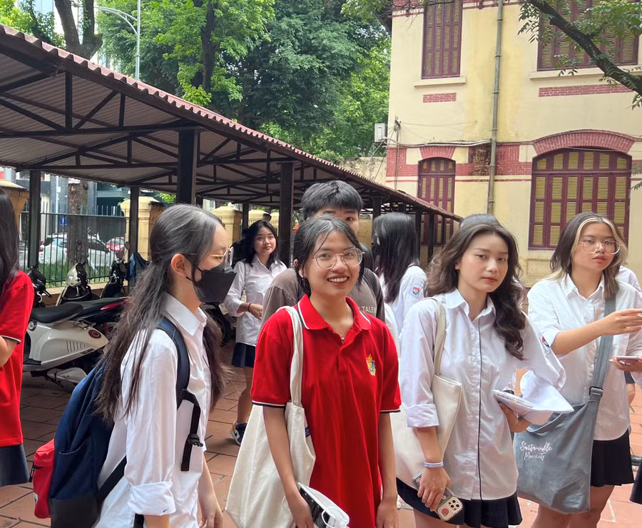 Hình ảnh thí sinh trong ngày làm thủ tục thi.