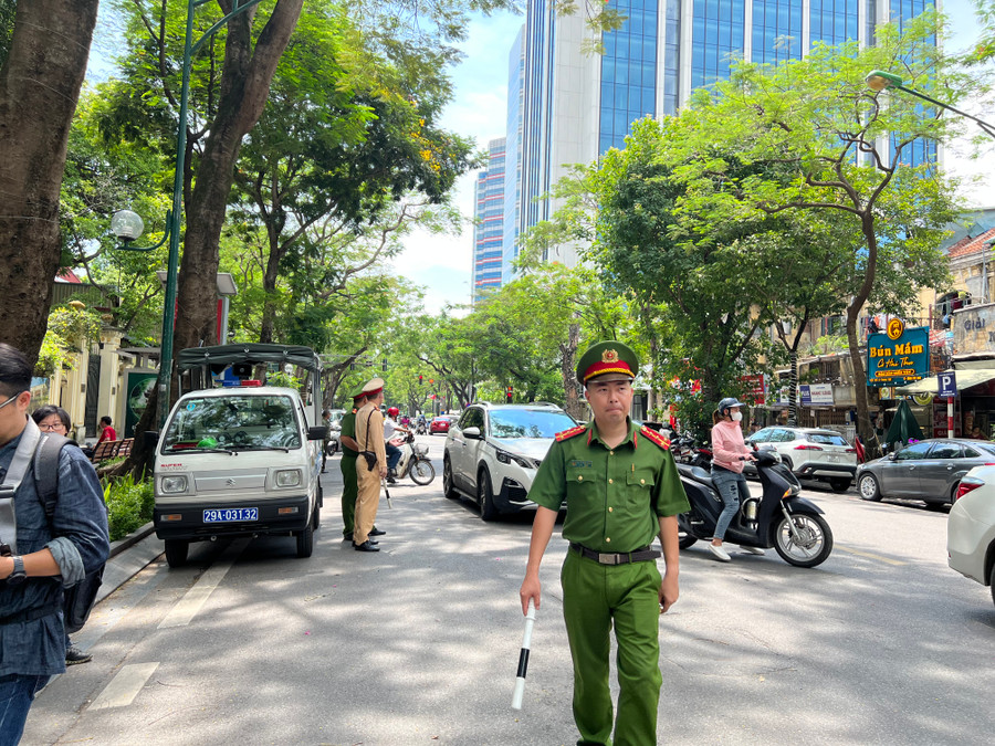 Lực lượng chức năng phân luồng giao thông, đảm bảo an ninh trật tự xung quanh khu vực thi. Lực lượng chức năng phân luồng giao thông, đảm bảo an ninh trật tự xung quanh khu vực thi.