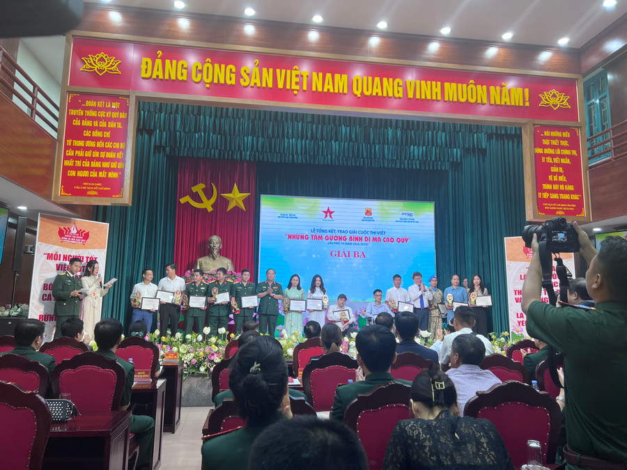 Trao thưởng tặng các tác giả, nhóm tác giả và trao quà lưu niệm tặng các nhân vật đoạt giải ba.