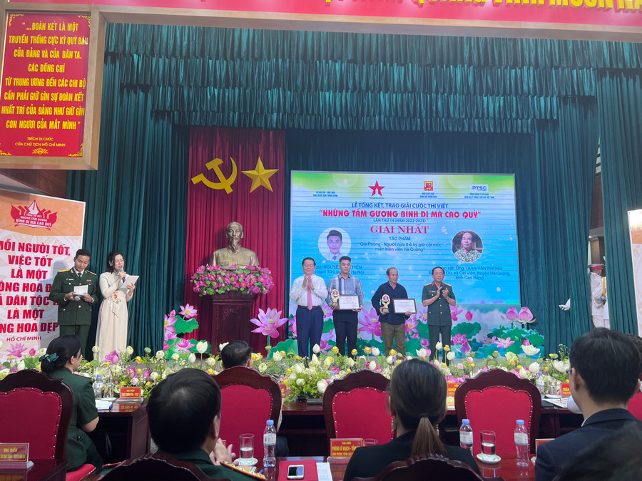 Trao thưởng tặng các tác giả, nhóm tác giả và trao quà lưu niệm tặng các nhân vật đoạt giải Nhất.