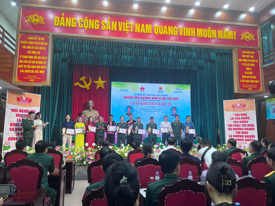 Trao thưởng tặng các tác giả, nhóm tác giả và trao quà lưu niệm tặng các nhân vật đoạt giải khuyến khích.