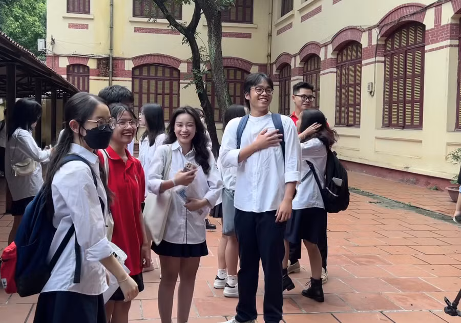 Thí sinh rạng rỡ trong buổi làm thủ tục Kỳ thi tốt nghiệp THPT.