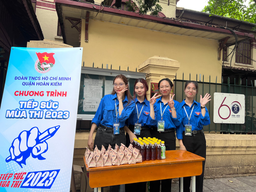 Lực lượng tình nguyện có mặt từ sớm để chuẩn bị sẵn sàng hỗ trợ thí sinh. Lực lượng tình nguyện có mặt từ sớm để chuẩn bị sẵn sàng hỗ trợ thí sinh.