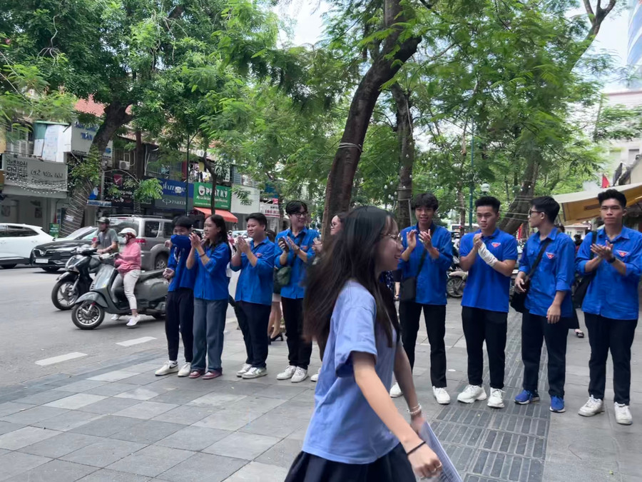 Thí sinh tâm lý thoải mái bước vào trường thi môn cuối. Thí sinh tâm lý thoải mái bước vào trường thi môn cuối.