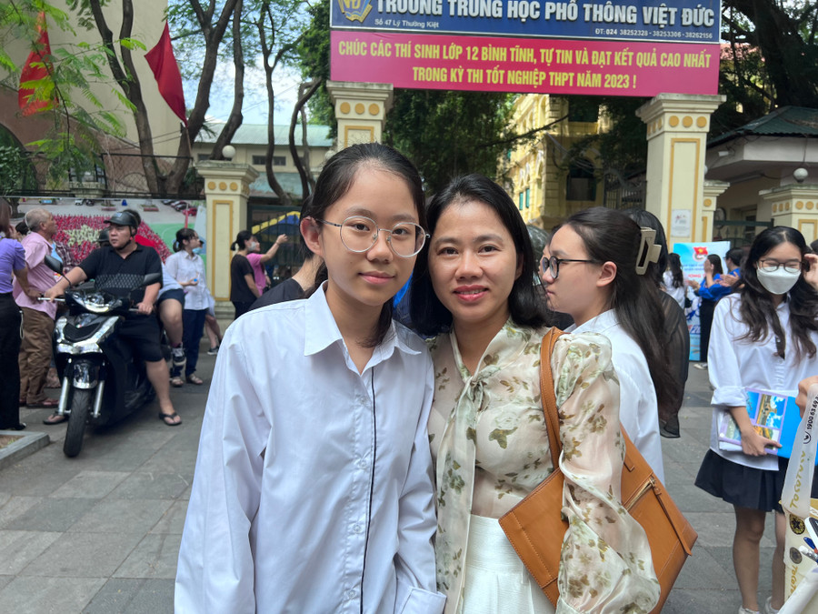 Em Phương Thanh cùng mẹ rời trường thi. Em Phương Thanh cùng mẹ rời trường thi.