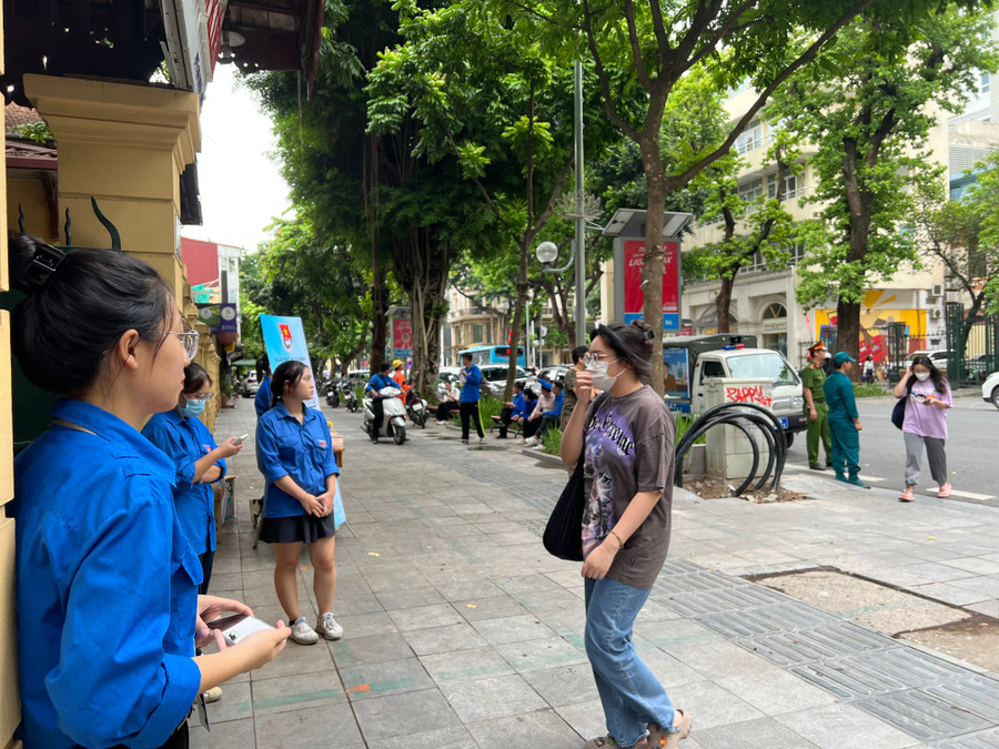 Các tình nguyện viên có mặt từ rất sớm để triển khai nhiệm vụ, hỗ trợ thí sinh ngày làm thủ tục dự thi.