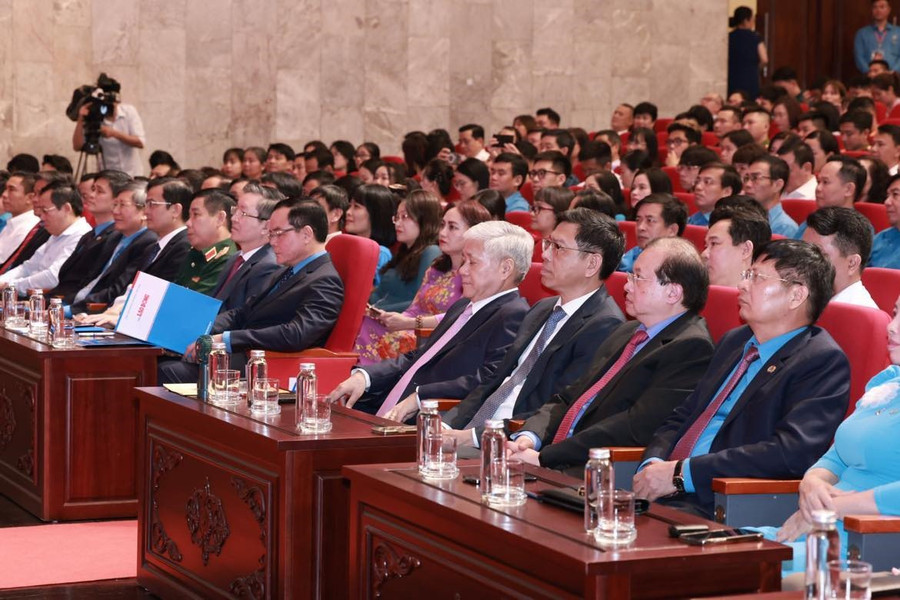 Lãnh đạo Đảng, Nhà nước dự chương trình. Lãnh đạo Đảng, Nhà nước dự chương trình.