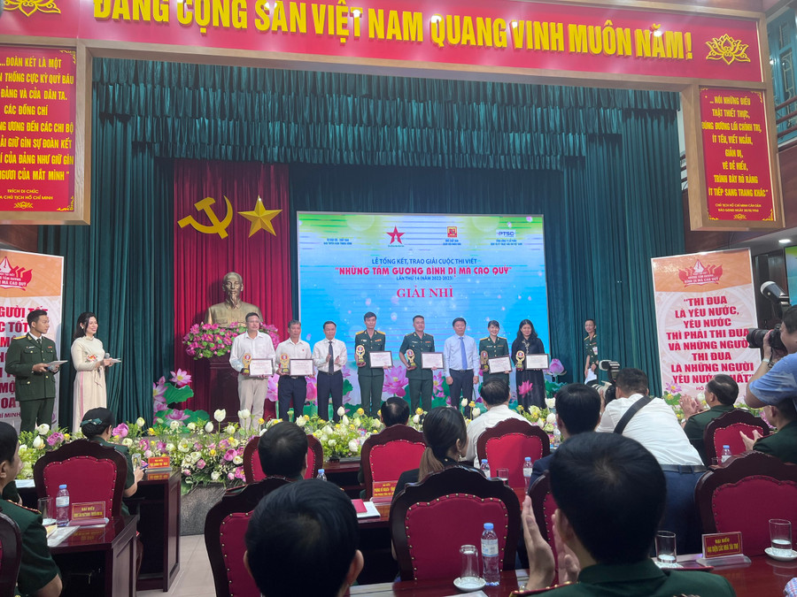 Trao thưởng tặng các tác giả, nhóm tác giả và trao quà lưu niệm tặng các nhân vật đoạt giải Nhì.