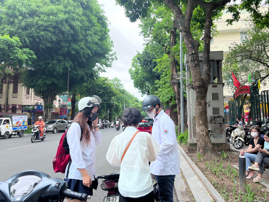 Mẹ dặn dò con trước khi vào làm thủ tục dự thi.