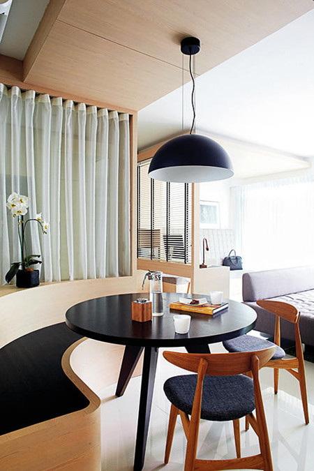 Bạn có thể kết hợp sử dụng dạng bàn này với băng ghế bao quanh tường, hai chiếc ghế phụ. b-3-6631-1422950415.jpg