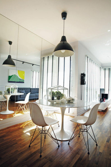 Trong không gian hẹp, tấm kính bao kín cả bức tường sẽ khiến không gian phòng ăn rộng hơn. b-2-2061-1422950415.jpg