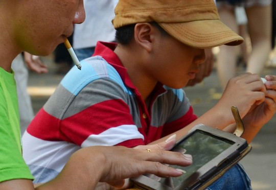 Đừng thờ ơ với dạ dày của bạn! ảnh 1 Hút thuốc lá cũng là một trong những nguyên nhân gây đau dạ dày. Ảnh: Tấn Thạnh