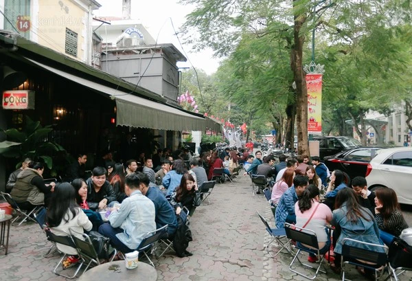 Giới trẻ Hà Thành không thể nào thiếu buổi cafe vỉa hè những ngày cuối năm