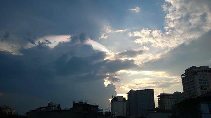 Mây ngũ sắc chụp từ phố Ngụy Như Kon Tum, quận Thanh Xuân Mây ngũ sắc chụp từ phố Ngụy Như Kon Tum, quận Thanh Xuân