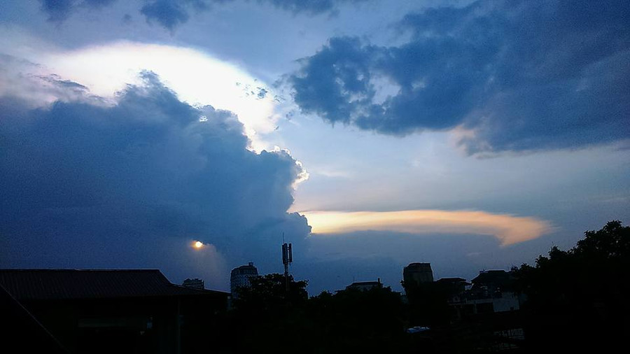 Mây ngũ sắc nhìn từ phố Đội Cấn (Ba Đình). Mây ngũ sắc nhìn từ phố Đội Cấn (Ba Đình).