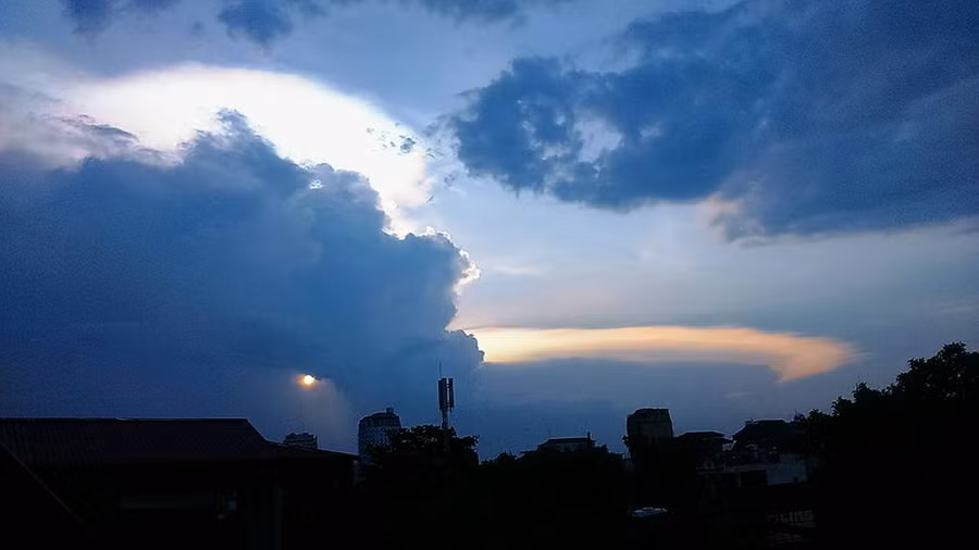 Mây ngũ sắc nhìn từ phố Đội Cấn (Ba Đình). Mây ngũ sắc nhìn từ phố Đội Cấn (Ba Đình).