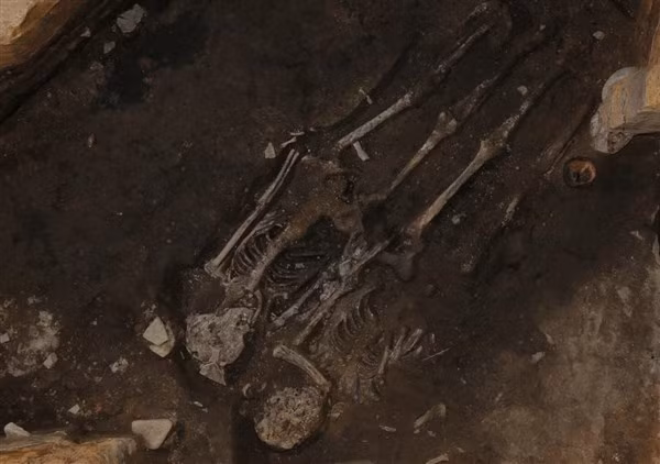 Xương cốt của cặp vợ chồng nông dân tuổi 50 dưới chân tường thành Cung điện Mặt trăng.