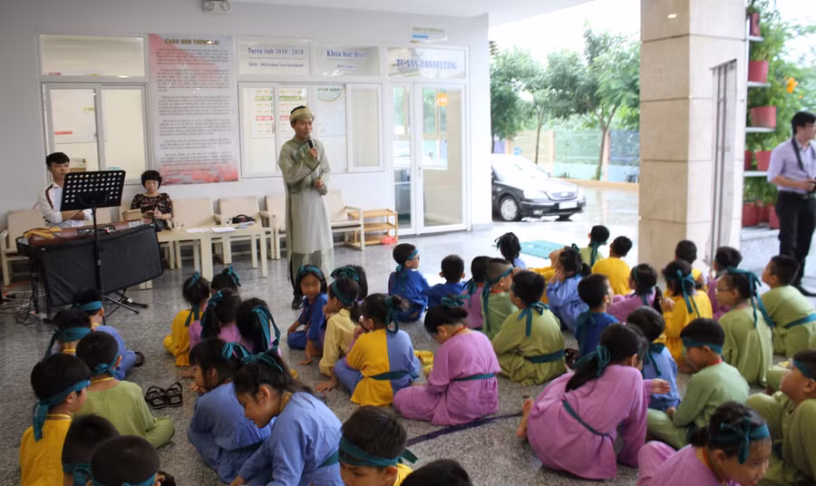 Cảnh vui học của thầy, trò tại một trường MN - TH tư thục ở TP Cao Lãnh trước khi có dịch Covid-19.