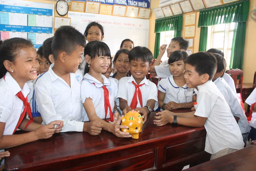 Các em HS cùng nuôi heo đất đến dịp Tết đến, xuân về tặng bạn những phần quà ý nghĩa.