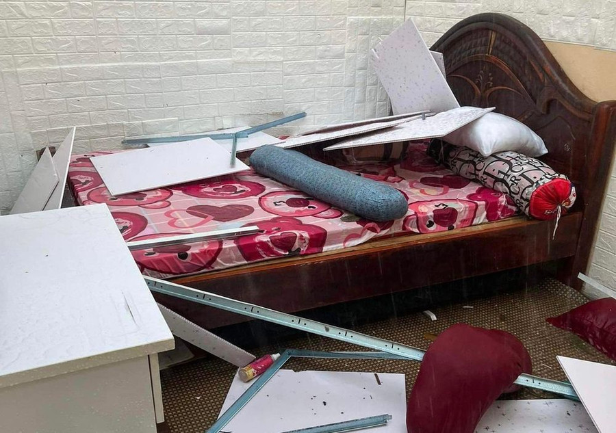 Một căn phòng ngủ bị lốc xoáy làm hư hại. (Ảnh: Q.T). Một căn phòng ngủ bị lốc xoáy làm hư hại. (Ảnh: Q.T).