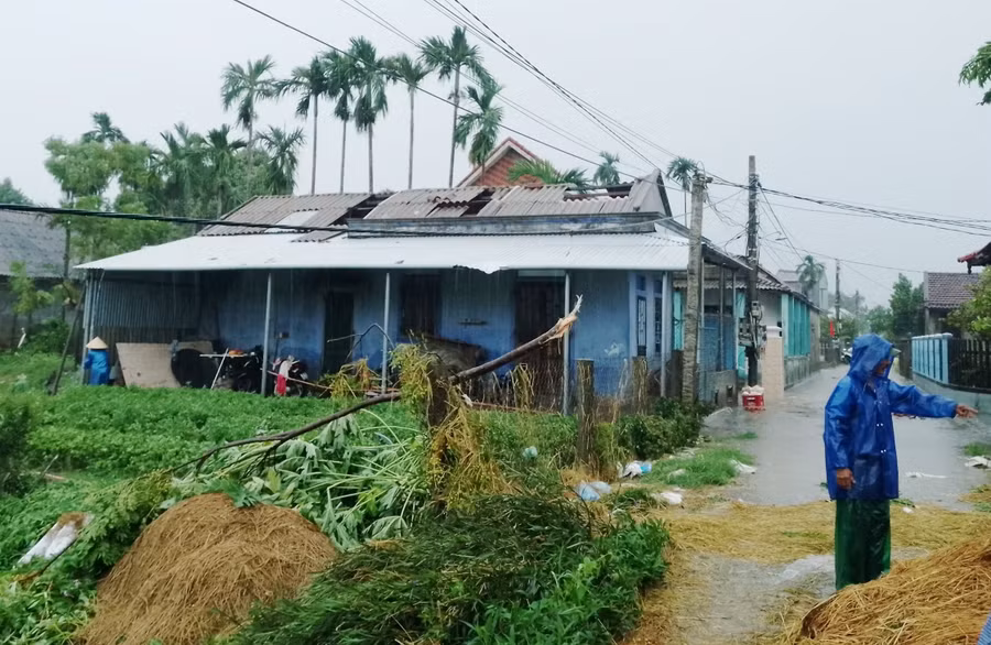 Người dân và cơ quan chức năng phối hợp dọn dẹp. (Ảnh: H.D)