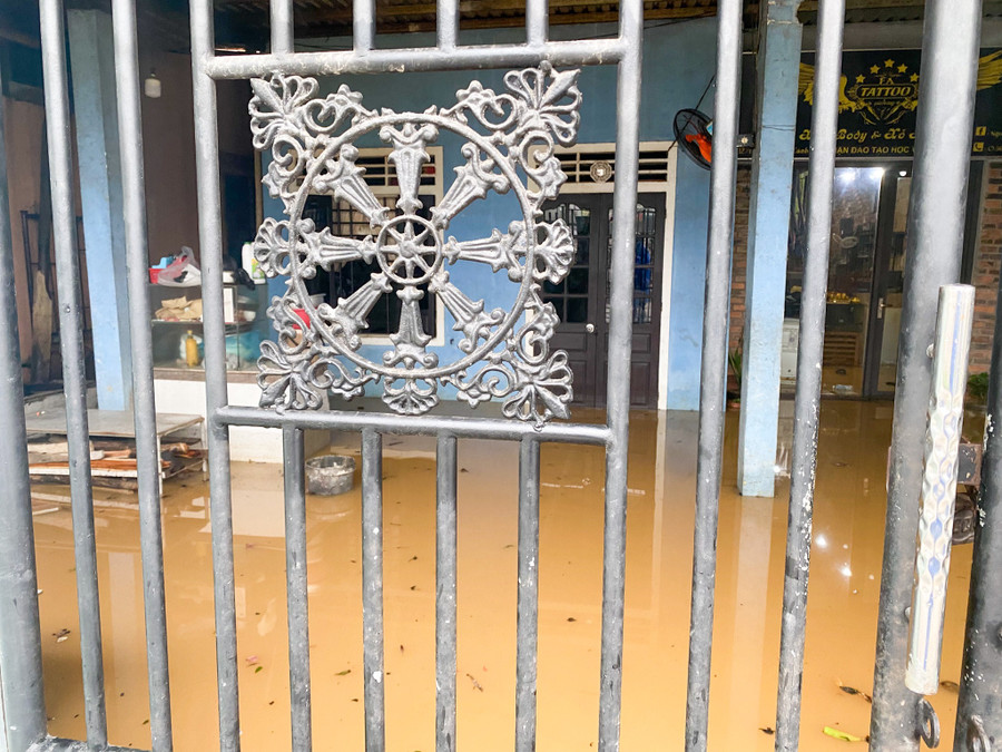 Nước vào sâu trong sân và nhà của một người dân trên đường Nguyễn Hữu Cảnh, TP Huế. Nước vào sâu trong sân và nhà của một người dân trên đường Nguyễn Hữu Cảnh, TP Huế.