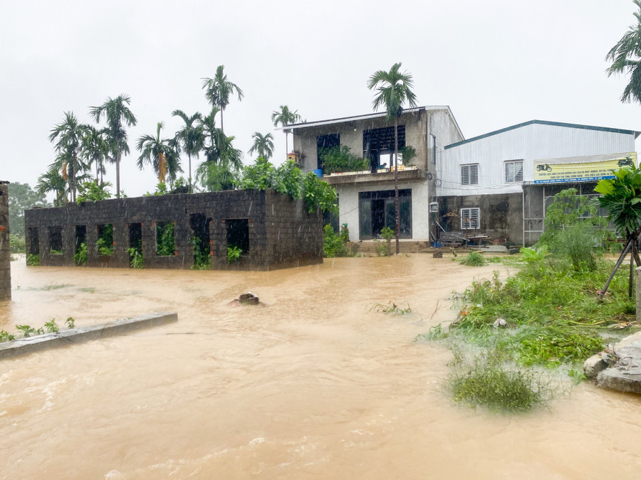 Mưa lớn kéo dài có thể gây ngập cục bộ ở nhiều vùng trũng và nguy cơ sạt lở đất ở vùng đồi núi. (Ảnh: Hoàng Hải)