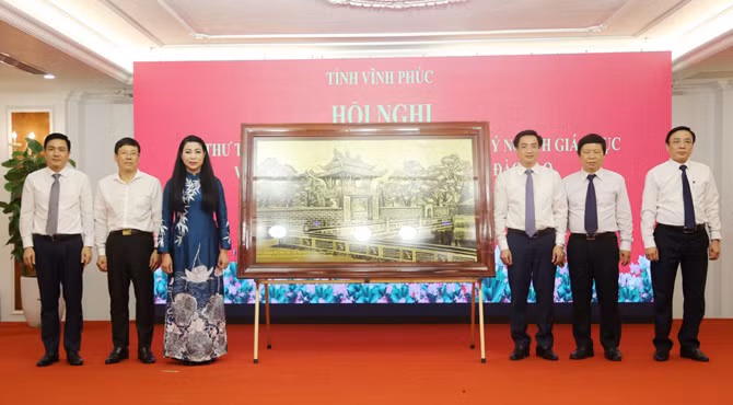 Bí thư Tỉnh ủy Vĩnh Phúc tặng bức tranh cho ngành giáo dục tại buổi đối thoại với cán bộ, quản lý toàn ngành