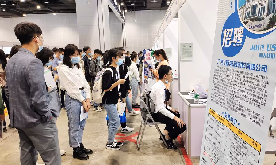 Người trẻ Trung Quốc tham dự ngày hội tư vấn việc làm.