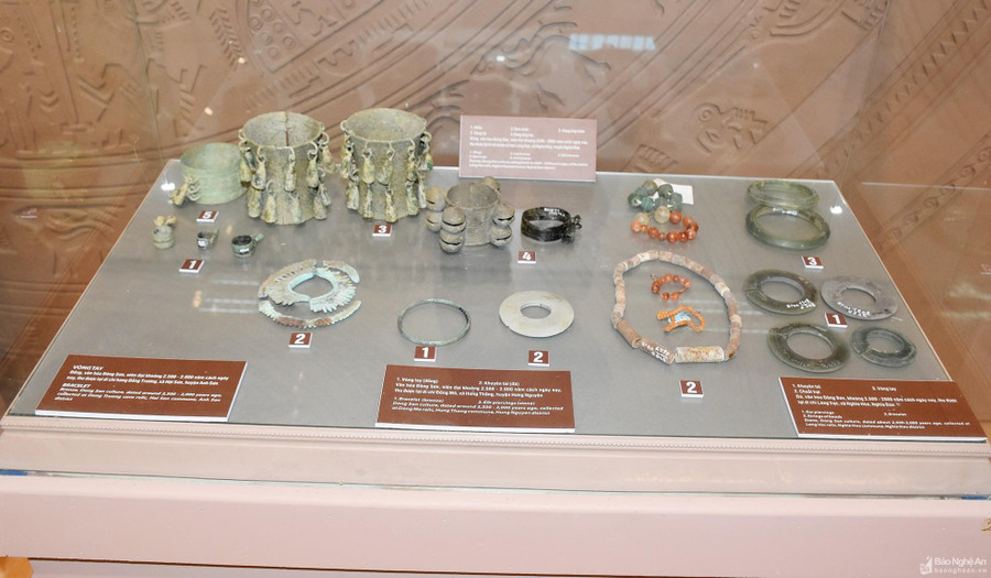 Đồ trang sức bằng đồng tìm thấy trong các ngôi mộ táng.