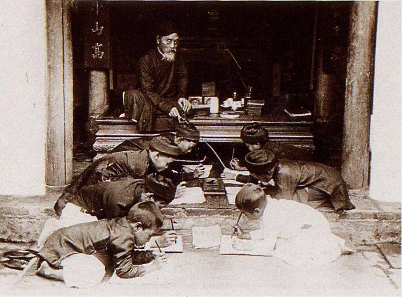 Ngoài các trường công – thì trường tư (trường làng tự lập) góp phần phổ biến tri thức thời phong kiến (ảnh tư liệu IT).