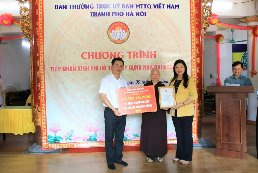 Chủ tịch Ủy ban MTTQ Việt Nam TP Hà Nội - Nguyễn Lan Hương tại lễ tiếp nhận và giao kinh phí xây dựng nhà Đại đoàn kết.