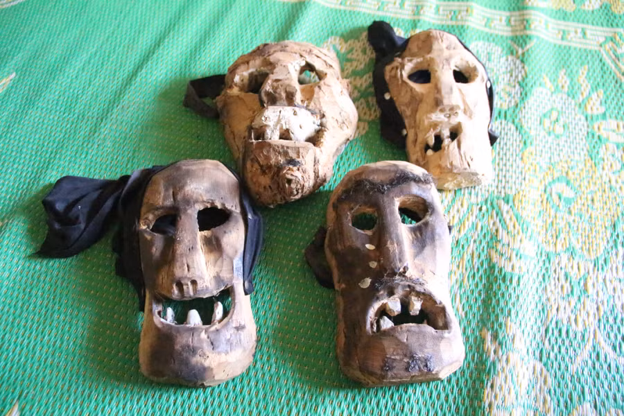 Mặt nạ của đàn ông và phụ nữ được ông A Yứk khéo léo tạo hình khác nhau.