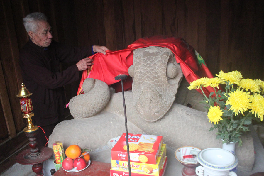 Hình tượng rắn cắn thân – biểu thị nỗi oan của Thái sư Lê Văn Thịnh – người đầu tiên đỗ đạt trong lịch khoa bảng Việt Nam (1075).