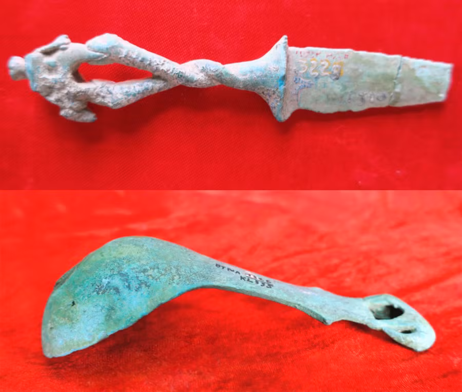Bảo vật “dao găm cán tượng rắn ngậm chân voi” (phía trên) và “muôi cán tượng voi” được tìm thấy ở di chỉ Làng Vạc.