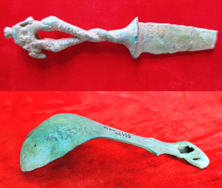 Bảo vật “dao găm cán tượng rắn ngậm chân voi” (phía trên) và “muôi cán tượng voi” được tìm thấy ở di chỉ Làng Vạc.