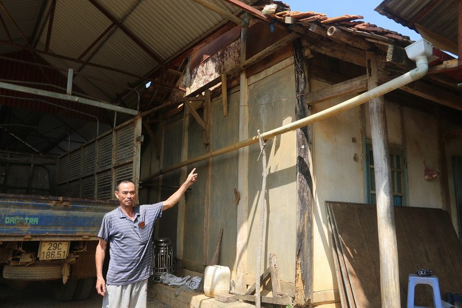 Ông Phạm Văn Thắng chỉ tay về ngôi nhà đã bị xuống cấp. Ông Phạm Văn Thắng chỉ tay về ngôi nhà đã bị xuống cấp.