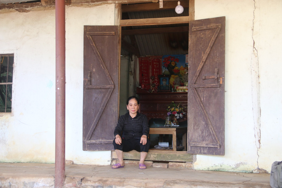 Bà Vui ngồi thẫn thờ trước ngôi nhà bị xuống cấp trầm trọng. Bà Vui ngồi thẫn thờ trước ngôi nhà bị xuống cấp trầm trọng.