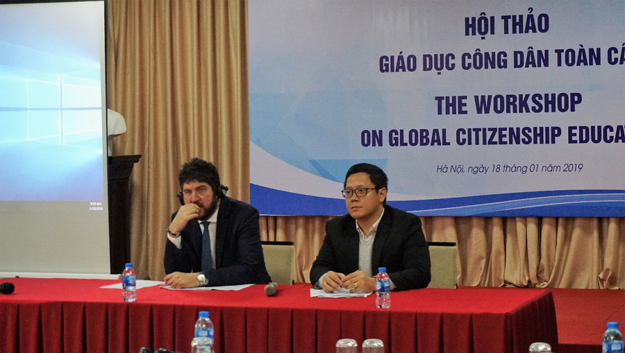PGS Lê Anh Vinh (bên phải), Phó Viện trưởng Viện Khoa học Giáo dục Việt Nam và ông Machael Croft, Trưởng đại diện Văn phòng Unesco tại Việt Nam chủ trì hội thảo PGS Lê Anh Vinh (bên phải), Phó Viện trưởng Viện Khoa học Giáo dục Việt Nam và ông Machael Croft, Trưởng đại diện Văn phòng Unesco tại Việt Nam chủ trì hội thảo