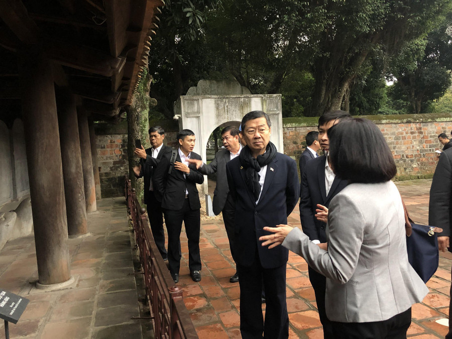 Ngài Surachai Liengboonlertchai thăm văn bia tiến sĩ Ngài Surachai Liengboonlertchai thăm văn bia tiến sĩ