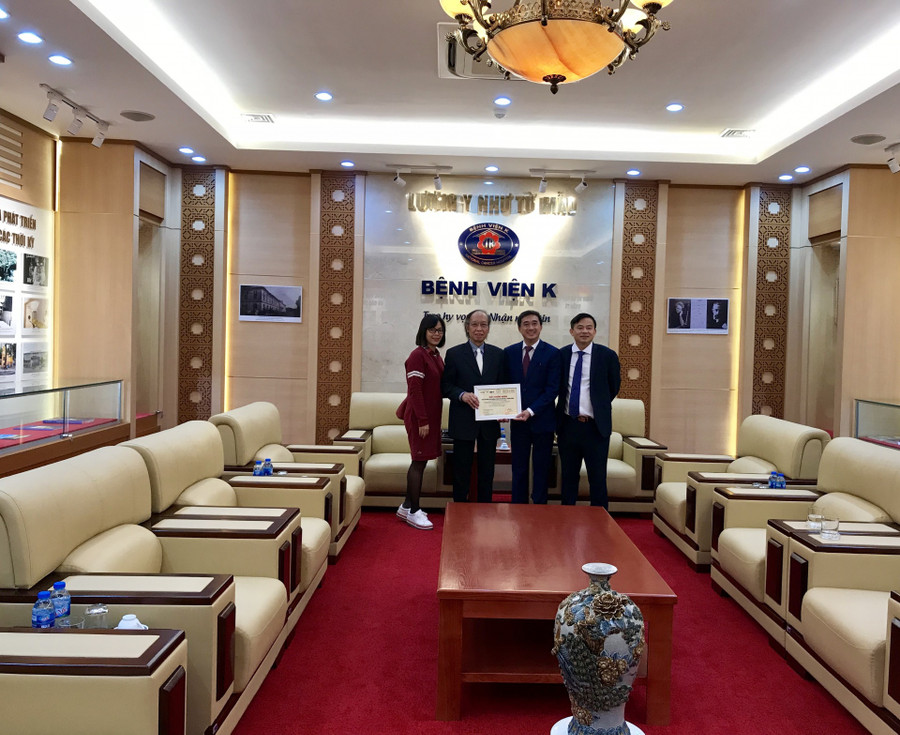 Ban tổ chức Giải thưởng Nhân tài Đất Việt 2018 đã trao giấy chứng nhận cho Giám đốc Bệnh viện K Ban tổ chức Giải thưởng Nhân tài Đất Việt 2018 đã trao giấy chứng nhận cho Giám đốc Bệnh viện K