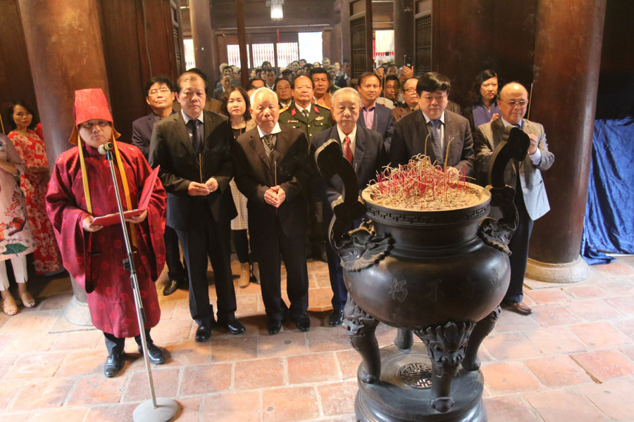 Các đại biểu làm lễ dâng hương trước Hội thảo. Các đại biểu làm lễ dâng hương trước Hội thảo.