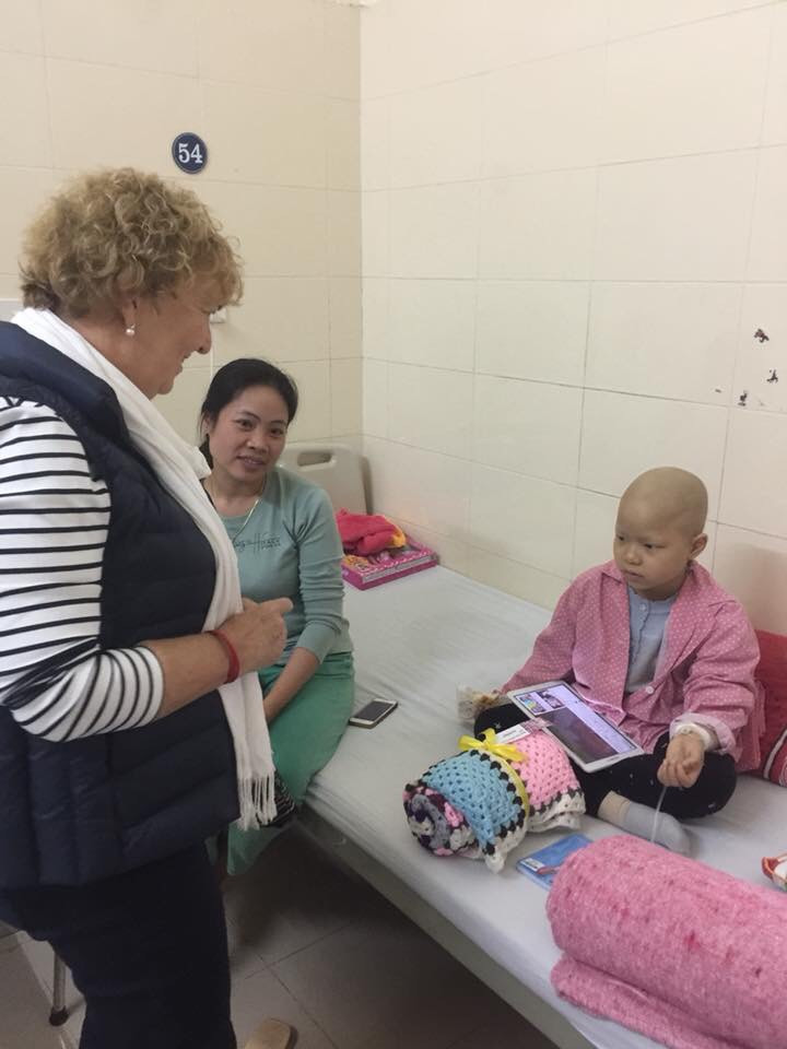 CLB Đồng cảm đã trao tặng chiếc khăn len cho bệnh nhi ung thư